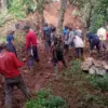 Rumah Warga di Sumedang Tertimpa Longsor