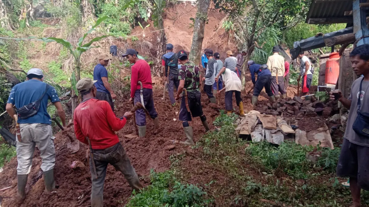 Rumah Warga di Sumedang Tertimpa Longsor