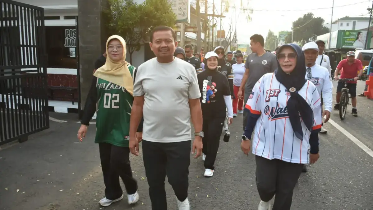 Bupati Dony Ikut Jalan Sehat SMAN 1 Sumedang