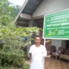 BANGGA: Ketua Kelompok Tani Hutan (KTH) Bukit Kacapi Nirwana, Herman Suherman saat mrmperlihatkan binit kopi H