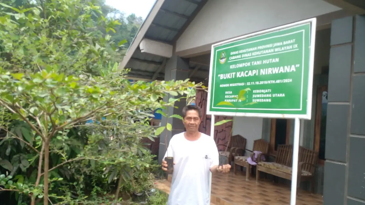 BANGGA: Ketua Kelompok Tani Hutan (KTH) Bukit Kacapi Nirwana, Herman Suherman saat mrmperlihatkan binit kopi H