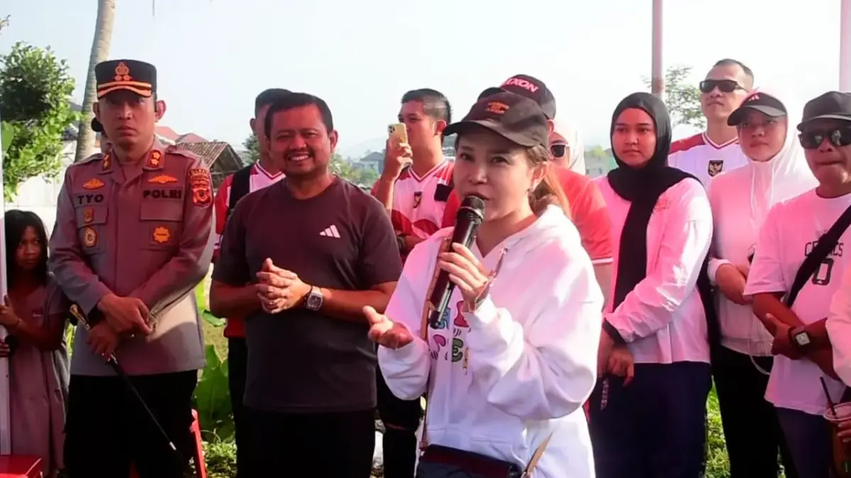 Rossa Borong Dagangan PKL di Geulis Sumedang