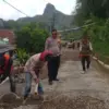 Bhabinkamtibmas Kawal Perbaikan Jalan Warga