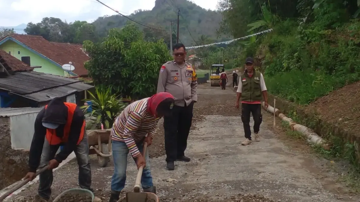 Bhabinkamtibmas Kawal Perbaikan Jalan Warga