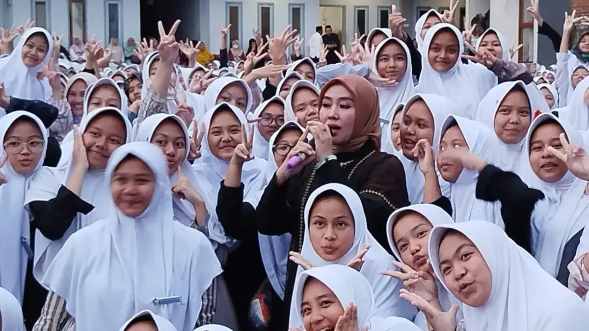 Hujan Tak Redupkan Semangat, Ribuan Santri Al-Aqsha Meriahkan Peringatan Maulid Nabi