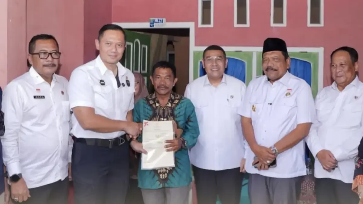 Menko AHY Serahkan Sertifikat Tanah untuk Rakyat di Bengkulu, Wamen Ossy Apresiasi Peran Pemerintah Daerah