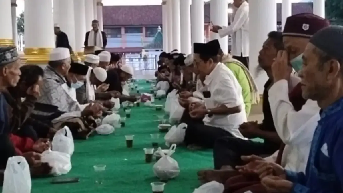 Gerakan Jumat Berkah Masjid Agung Sumedang Terus Mengalir, Dari Sebuah Tausiyah hingga Menjadi Program Rutin