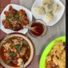Jangan Ngaku Pecinta Makanan Pedas Kalau Belum Cobain Pangsit Dower di Kedai Ratu yang Satu Ini