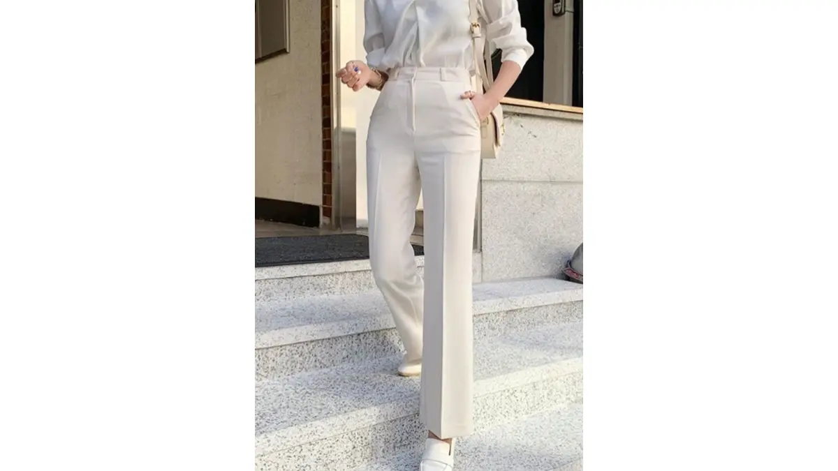 Celana Putih Bikin OOTD Makin Keren, Ini Warna Baju yang Paling Cocok