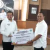 TEGAS: Bupati Sumedang Dony Ahmad Munir menyerahkan penghargaan kepada Camat Sumedang utara, Ayuh Hidayat, ata