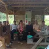 SILATURAHMI: Kepala KCD Kehutanana Wilayah IX, Agus Sukondi (tengah) bersama Tim poto bersama dengan Ketua dan