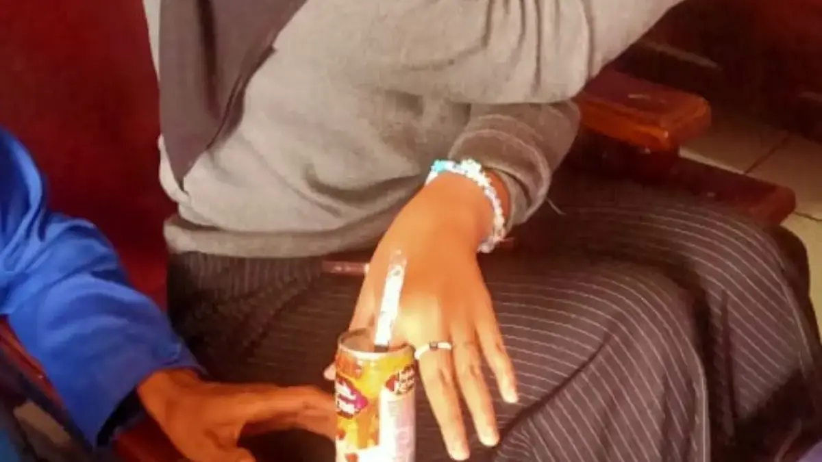 Pemadam Kebakaran Bantu Selamatkan Perempuan dari Botol Minuman yang Menjebak Tangannya.