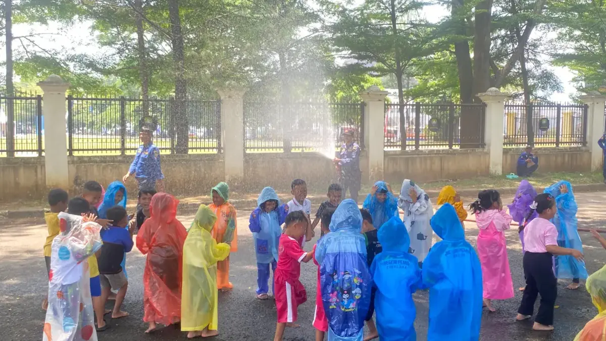 Serunya Belajar! Damkar Kenalkan Edukasi Pemadam Kebakaran di TK Negeri Pembina Cimalaka.