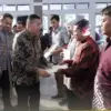 Dorong Usaha Mikro, Wamen Ossy Serahkan Sertifikat ke UMKM Garut