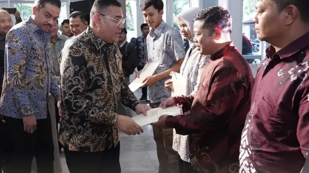 Dorong Usaha Mikro, Wamen Ossy Serahkan Sertifikat ke UMKM Garut