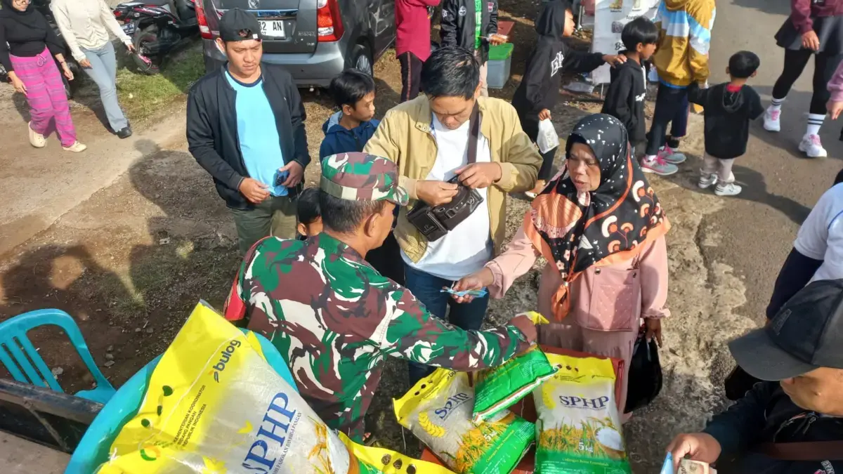 Beras Murah 1 Ton Ludes Diserbu Warga di Pamulihan