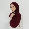 Kerudung Merah Maroon Cocok dengan Warna Apa? Ini 7 Padanan Outfit yang Stylish!