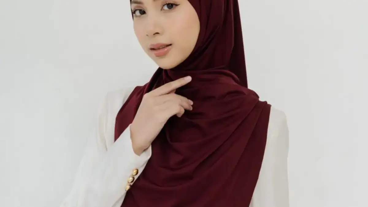 Kerudung Merah Maroon Cocok dengan Warna Apa? Ini 7 Padanan Outfit yang Stylish!