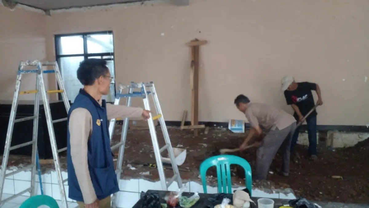Pemdes Sukajaya Rehab Kantor Desa