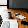 Di Balik Tren Job Hugging, Stabilitas atau Stagnasi Karier?