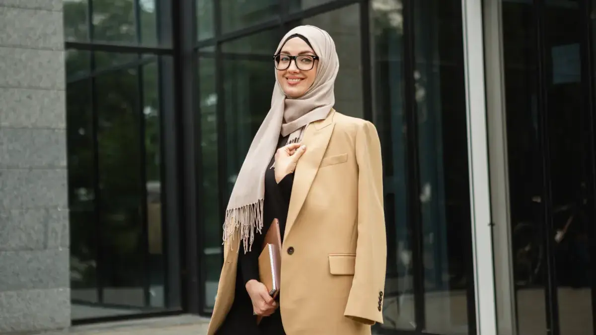 Tampil Stylish di Kantor Tips Memilih Baju Simpel Tapi Elegan