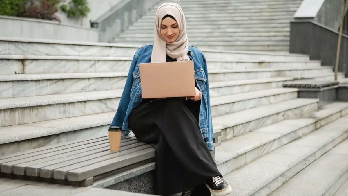 Trik Hijab Elegan yang Bikin Penampilan Kantor Lebih Stylish