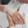 Luka Tangan Kena Kaca: Penyebab, Risiko, dan Cara Mengatasinya