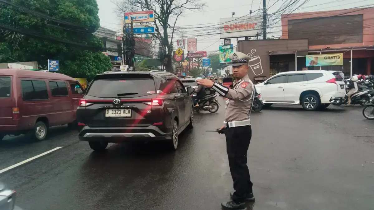 Polisi Jatinangor Atur Lalu Lintas Sore Hari, Wujudkan Arus Aman dan Kondusif Polisi Jatinangor Atur Lalu Lintas Sore Hari, Wujudkan Arus Aman dan Kondusif