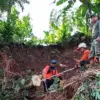 Petugas Gabungan Bersama Warga Sedang Melakukan Kerja Bakti Membersihkan Material Longsor di Dusun Ciawi, Desa