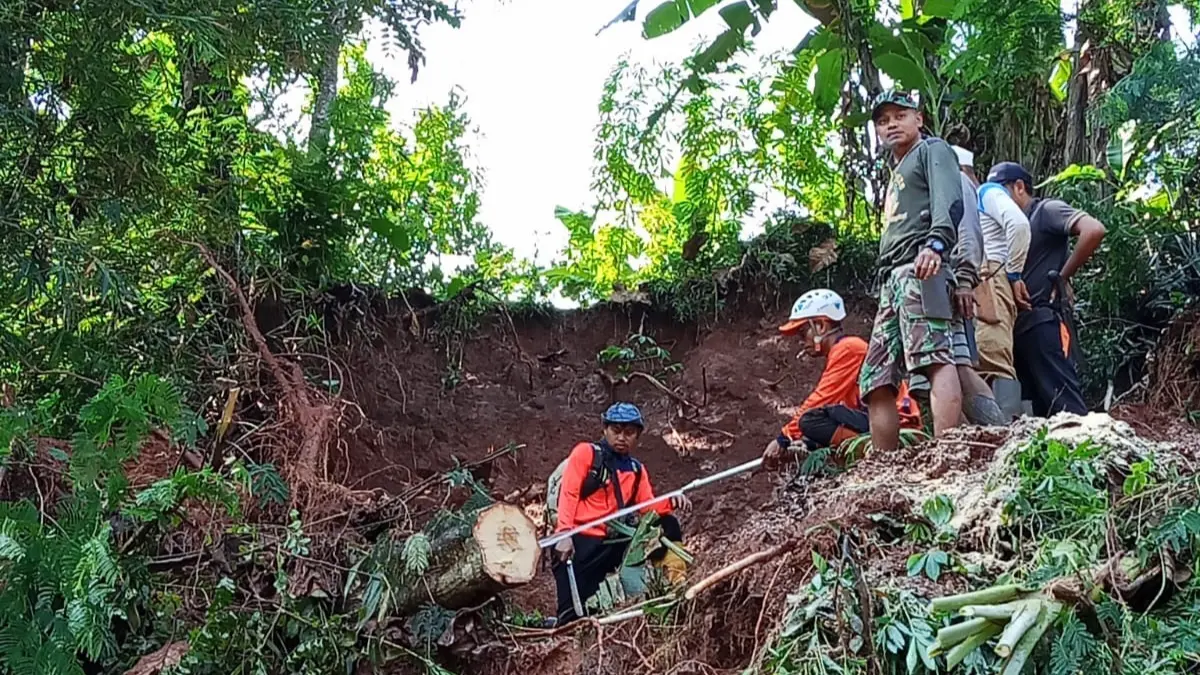 Petugas Gabungan Bersama Warga Sedang Melakukan Kerja Bakti Membersihkan Material Longsor di Dusun Ciawi, Desa