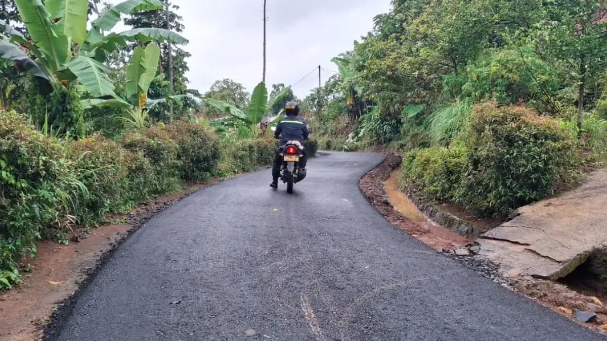 Jalan Singkup-Kareumbi di Desa Cinangerang Sudah Mulus Ngageleser
