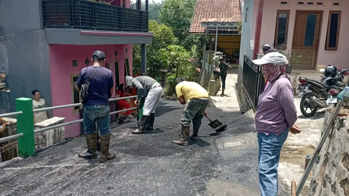 Pemdes Sukagalih Realisasikan Banprov Jabar 2025 untuk Hotmix Jalan Desa di Dusun Bosok Pemdes Sukagalih Realisasikan Banprov Jabar 2025 untuk Hotmix Jalan Desa di Dusun Bosok