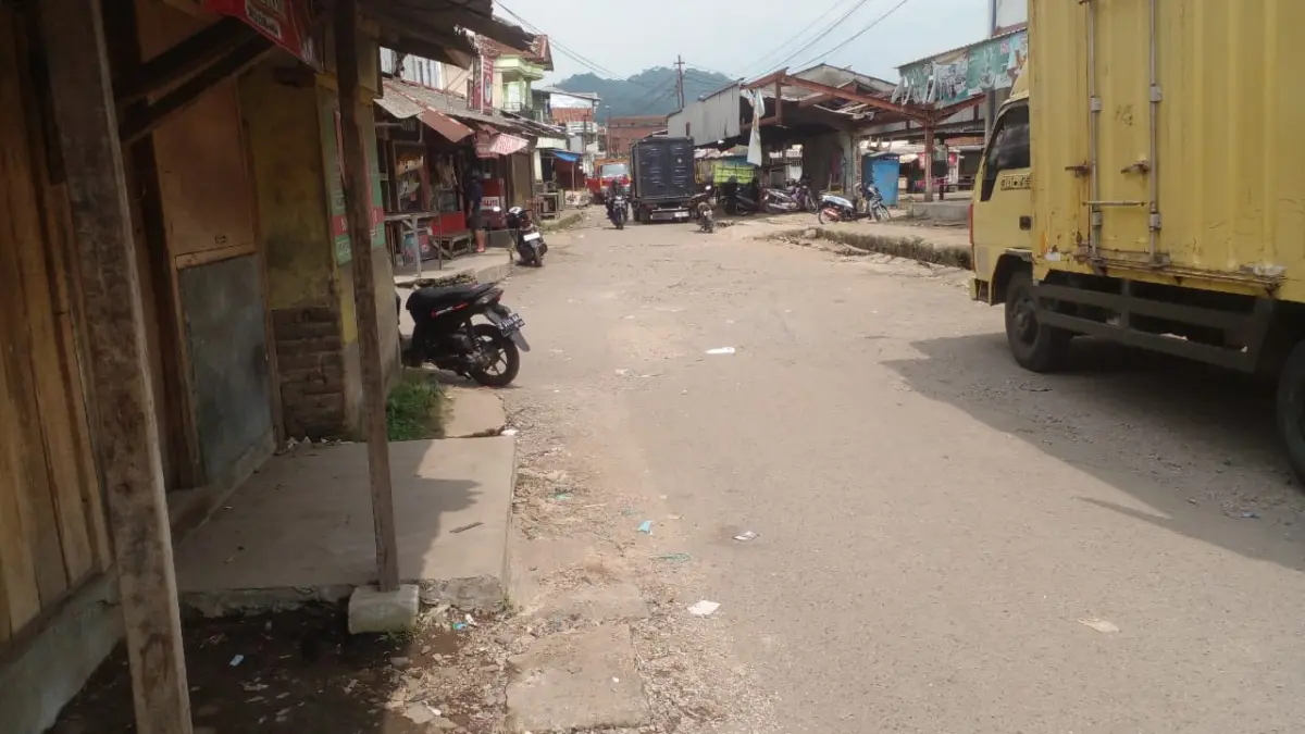 Akses Jalan Pasar Rakyat Sumedang Rusak Parah, Pedagang dan Pembeli Terhambat