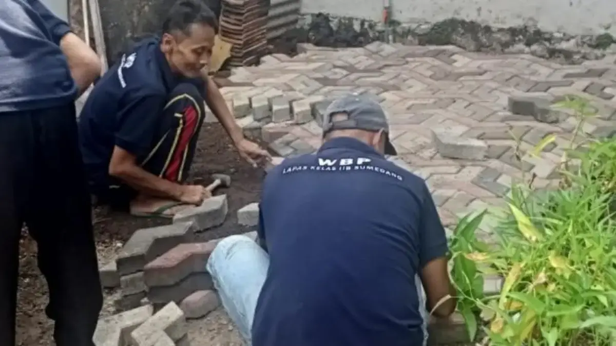Warga Binaan Lapas Sumedang Dilatih Produksi Paving Block untuk Bekal Kemandirian