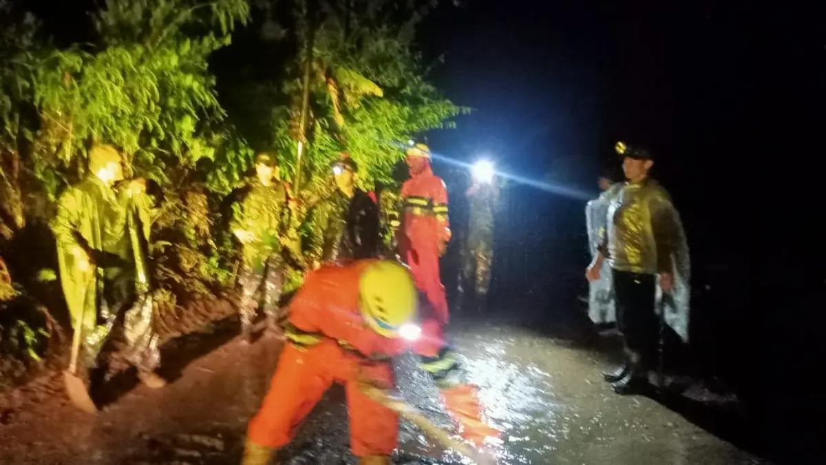 Longsor di Kadakajaya Nyaris Tutup Jalur Ekonomi Cijambu–Tanjungsari