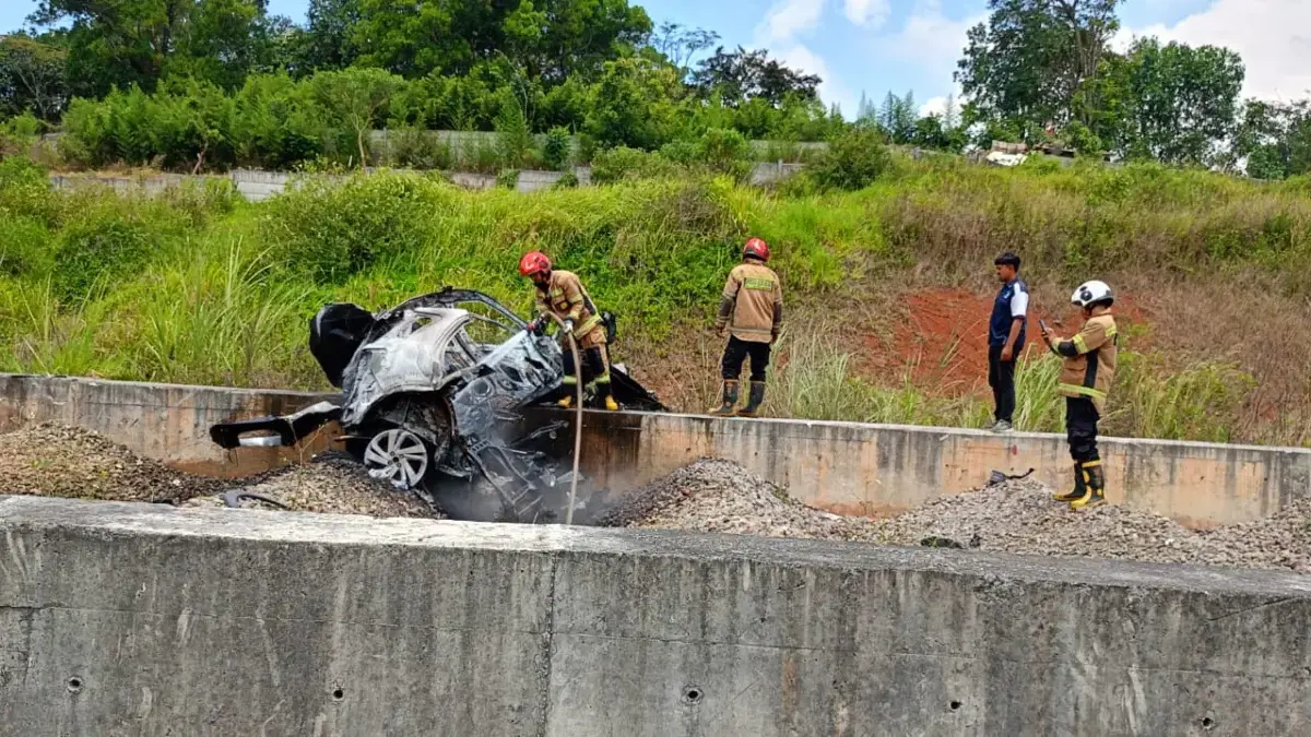 Mahasiswa Tewas Terbakar dalam Insiden Mobil di Tol Cisumdawu