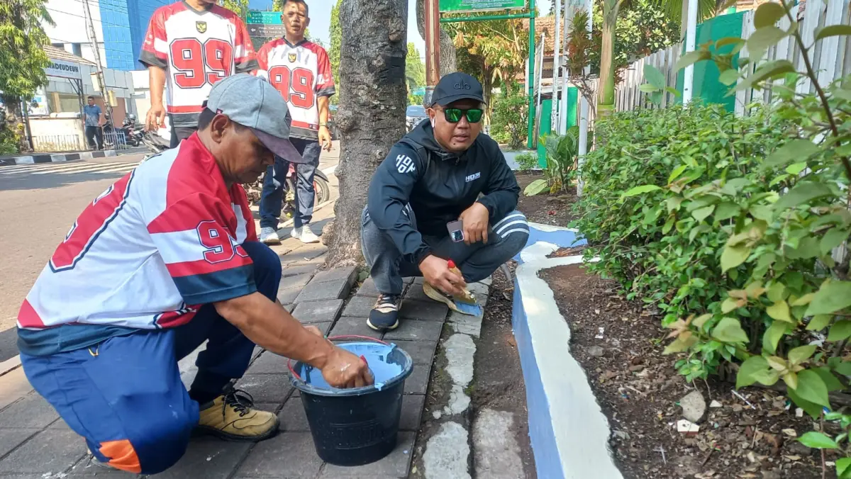 Setwan Sumedang Gotong Royong Percantik Kota Lewat Gerakan Jumat Bersih dan Pengecatan Blumbak Jalan Protokol