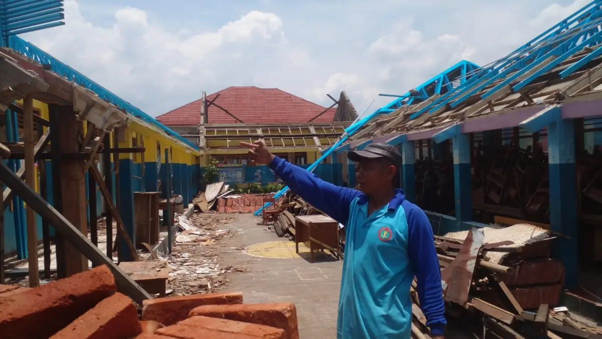 Gotong Royong Warga Sumedang Rehabilitasi SD Negeri Sindang II Demi Pendidikan Lebih Baik