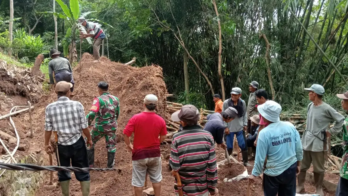 Tebing Longsor Tutup Akses Jalan dan Ganggu Pasokan Air di Desa Haurkuning Paseh