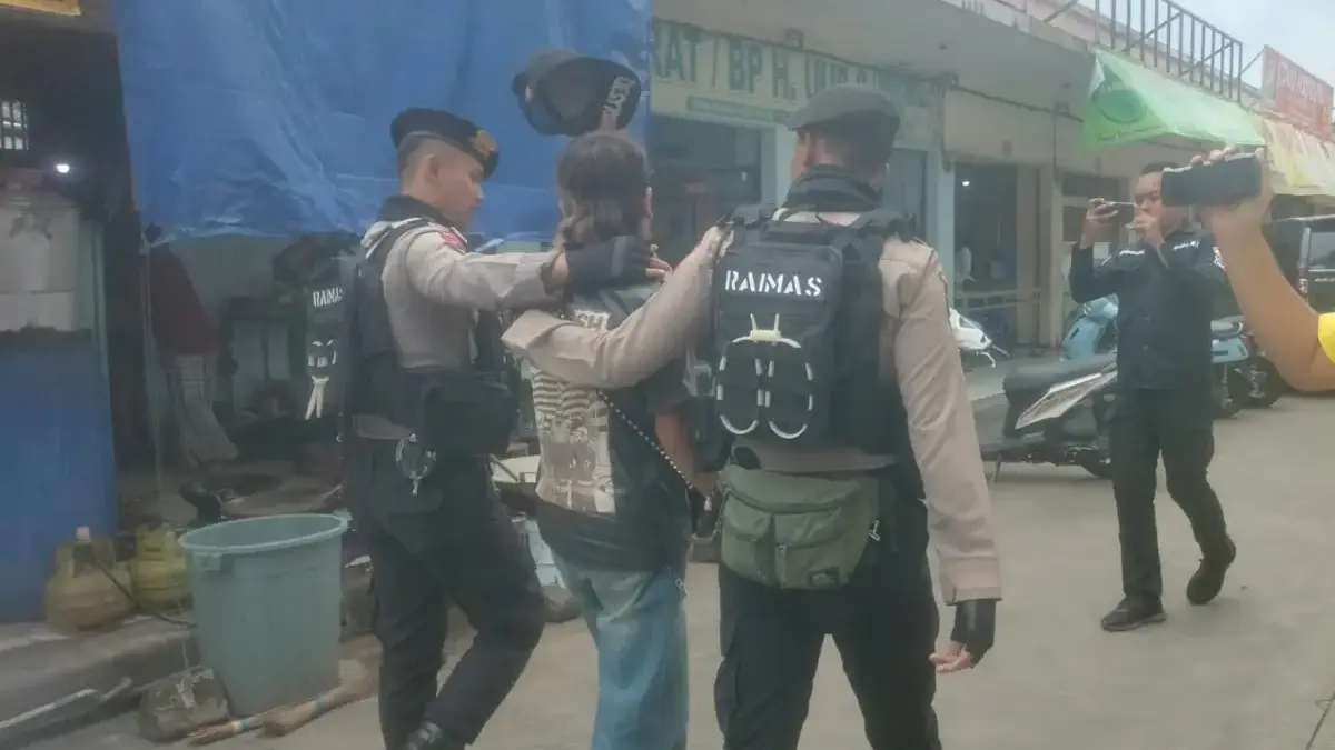 Dua Pengamen di Sumedang Diciduk Bawa Sajam, Kratom, dan Amunisi Tak Aktif Dua Pengamen di Sumedang Diciduk Bawa Sajam, Kratom, dan Amunisi Tak Aktif