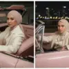 Anti Mokondo! Ini 5 Prompt Edit Foto Cewek Berkelas dan Berwibawa di Atas Mobil Pink Mewah