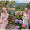Senyum Hangat, Sejuk di Hati! Ini Prompt Edit Foto AI Cewe Tersenyum di Tengah Taman Bunga