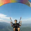 5 Prompt Edit Foto Gemini AI Main Paralayang di Toga dan Batu Dua Sumedang: Keren Tanpa Takut Ketinggian