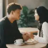 Edit Foto AI Tatapan Penuh Cinta ke Pasangan di Kafe Estetik, Hasilnya Romantis dan Realistis Banget!