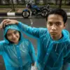 Edit Foto Romantis: Prompt AI Memakai Jas Hujan di Malam Hari Bersama Pacar