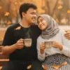 Edit Foto Romantis dengan Prompt AI: Duduk di Kursi Taman Bersama Pacar dan Secangkir Kopi