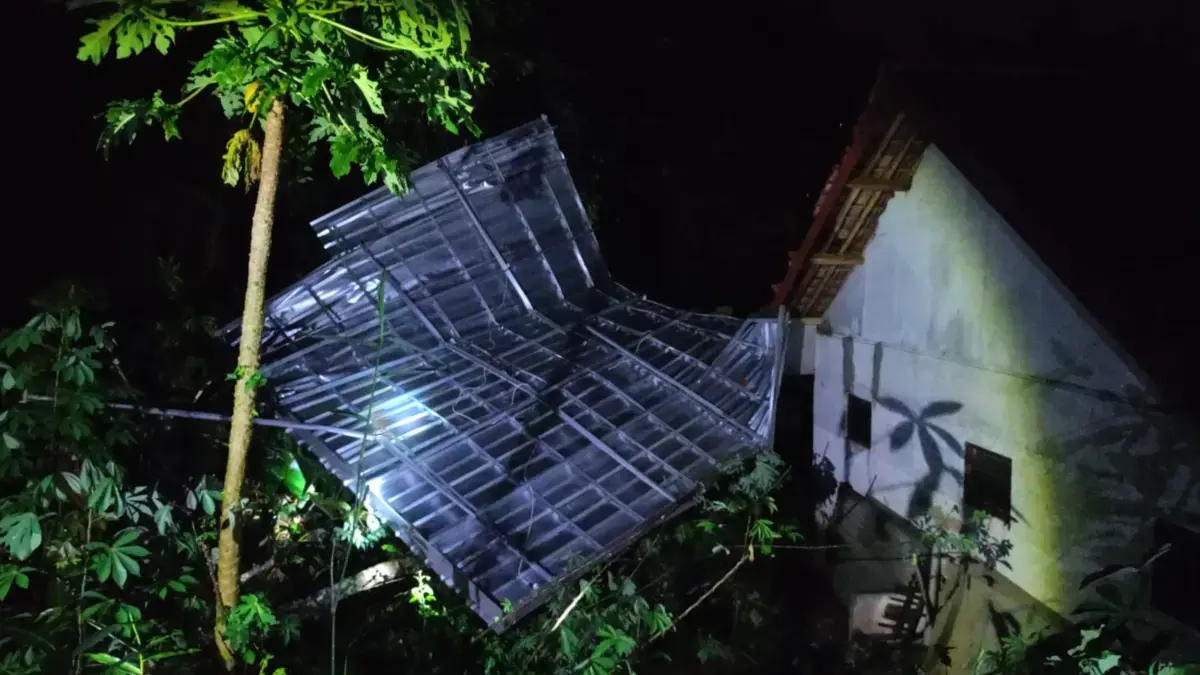 Sepuluh Rumah Rusak di terjang Puting Beliung