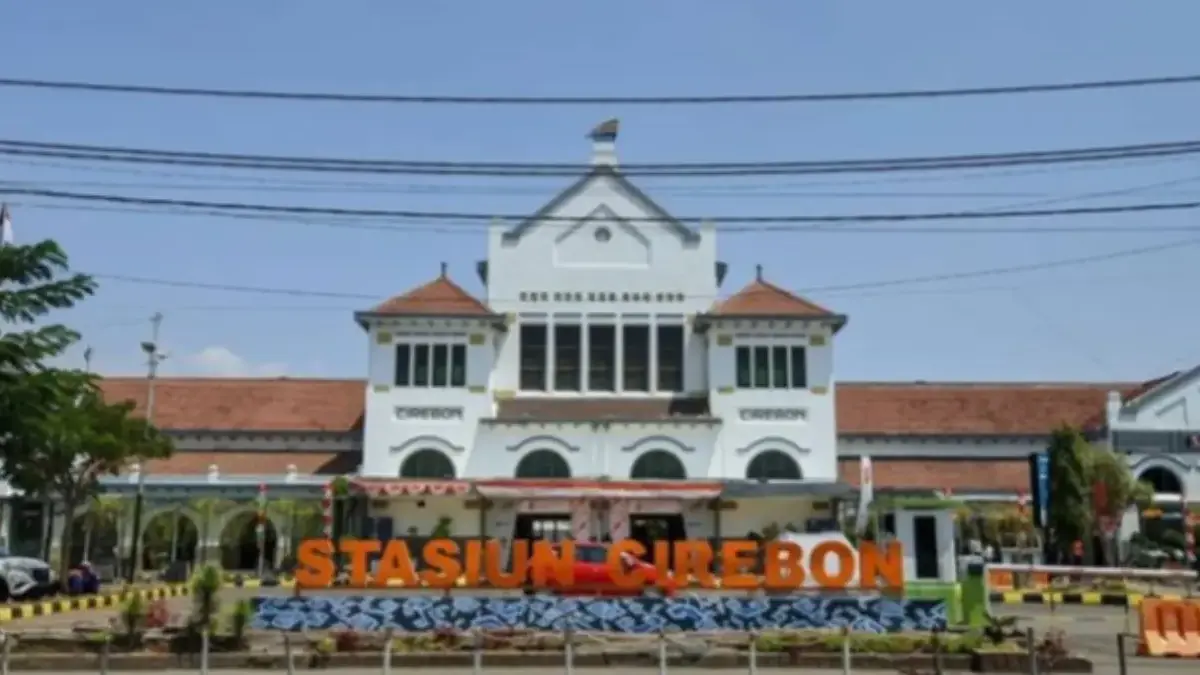 Melangkah Turun Kereta, Langsung ke Pusat Batik: Mengapa BT Batik Trusmi Begitu Dekat dengan Stasiun Cirebon?