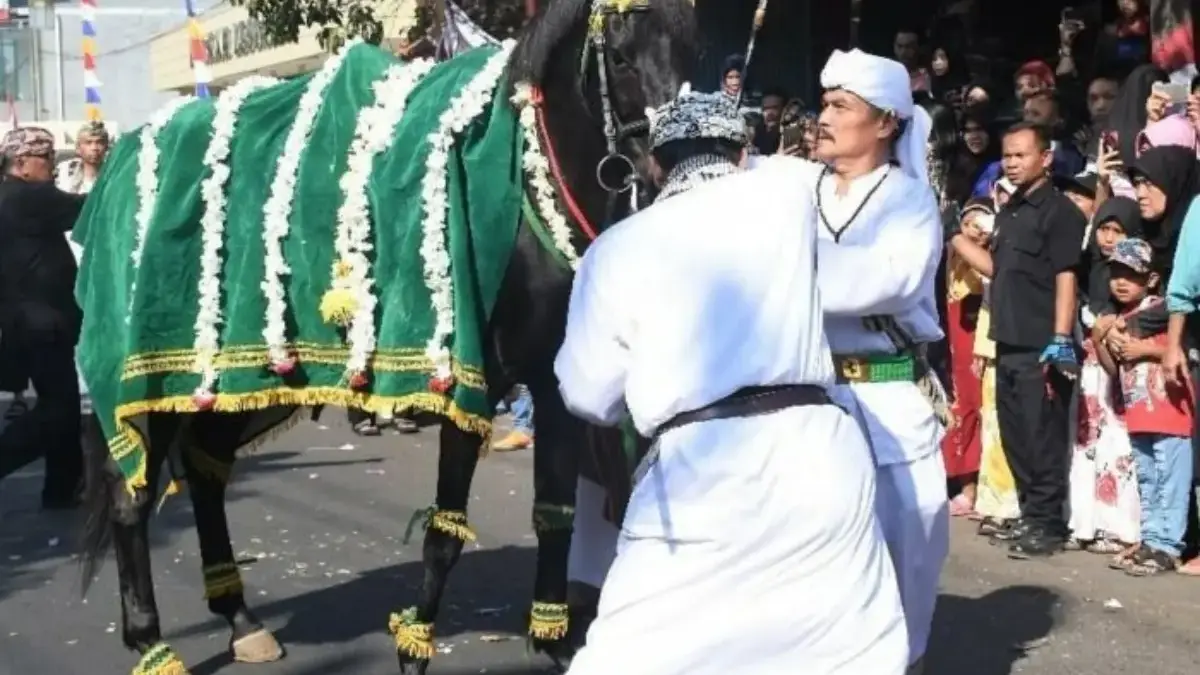 Ritual Sebelum Atraksi Kuda Renggong