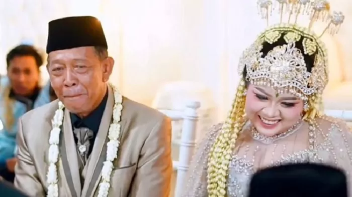 Ketahuan Gunakan Cek Palsu Untuk Mahar Nikah, Seorang Kakek Kabur Bawa Motor Keluarga Mempelai Wanita Ketahuan Gunakan Cek Palsu Untuk Mahar Nikah, Seorang Kakek Kabur Bawa Motor Keluarga Mempelai Wanita